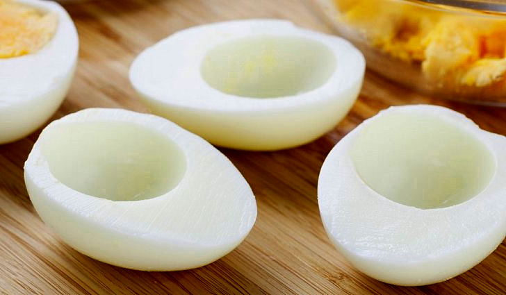 Белок яйца смешивают с новокаином и лечат стоматит